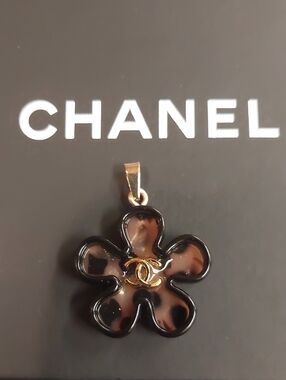CC Boutique Brown Tortoiseshell Flower Pendant